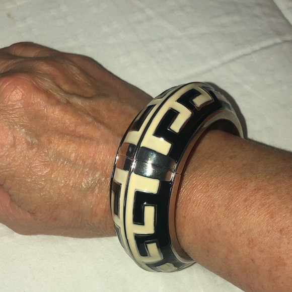 Black & cream bracelet with hinge opening - Picture 1 of 3